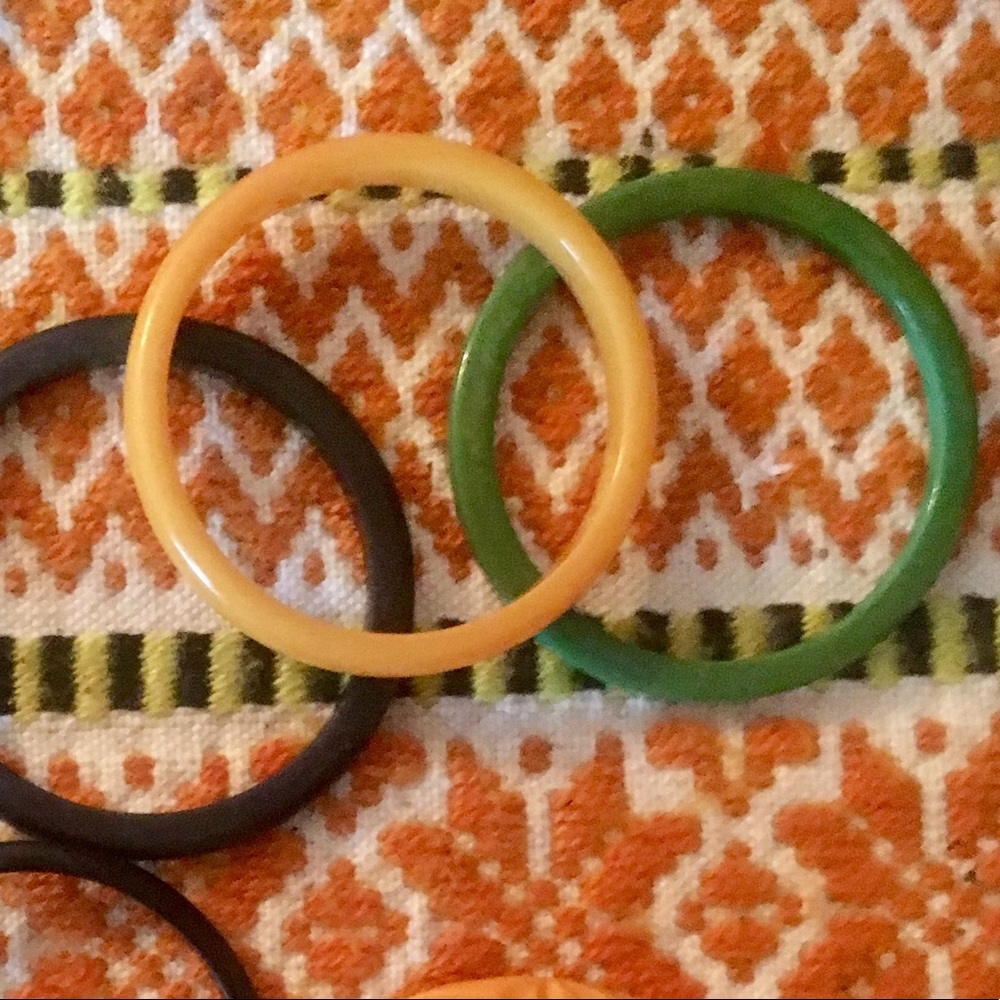 Bakelite bagels & cuff vintage jewelry lot - Picture 5 of 6
